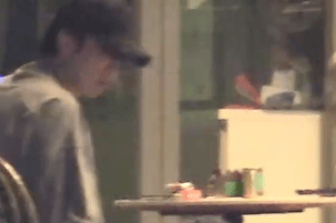 张弛万鹏聚餐被拍 抽烟乱弹烟灰还乱丢烟头引争议