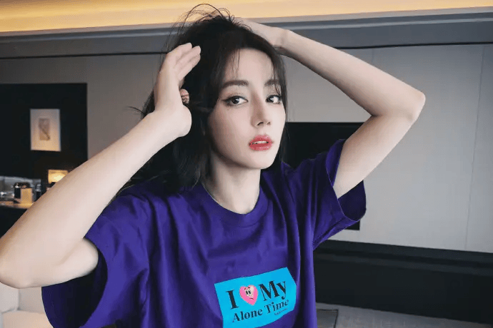 迪丽热巴晒私照显慵懒风 衣服标语或暗指恋情传闻回应