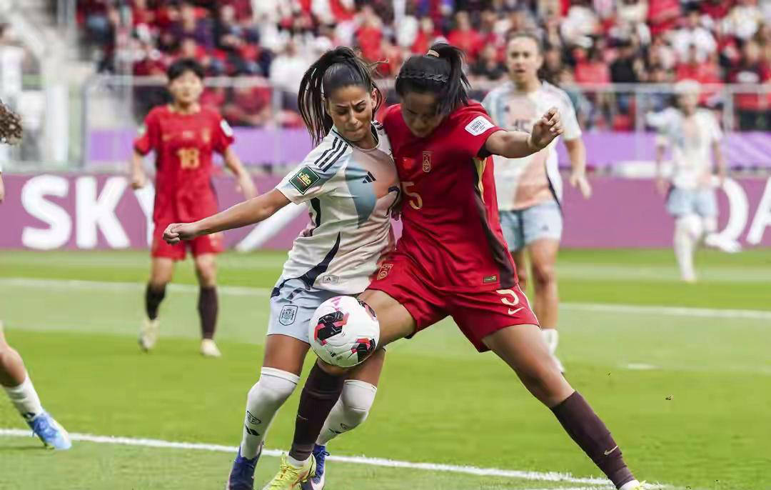 中国U20女足应在与意大利的比赛中加强防守，避免点球