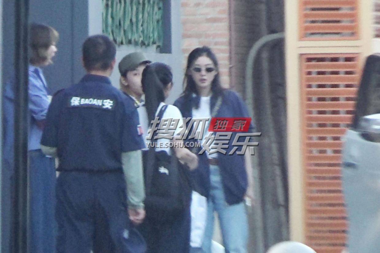 张天爱艺术区专注工作 复古墨镜夹克造型飒爽吸睛