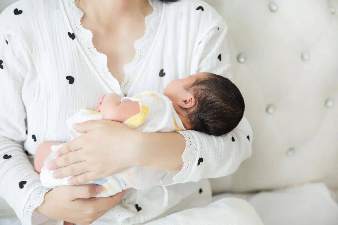 产后几天会有奶水？母乳分泌时间与开奶全攻略