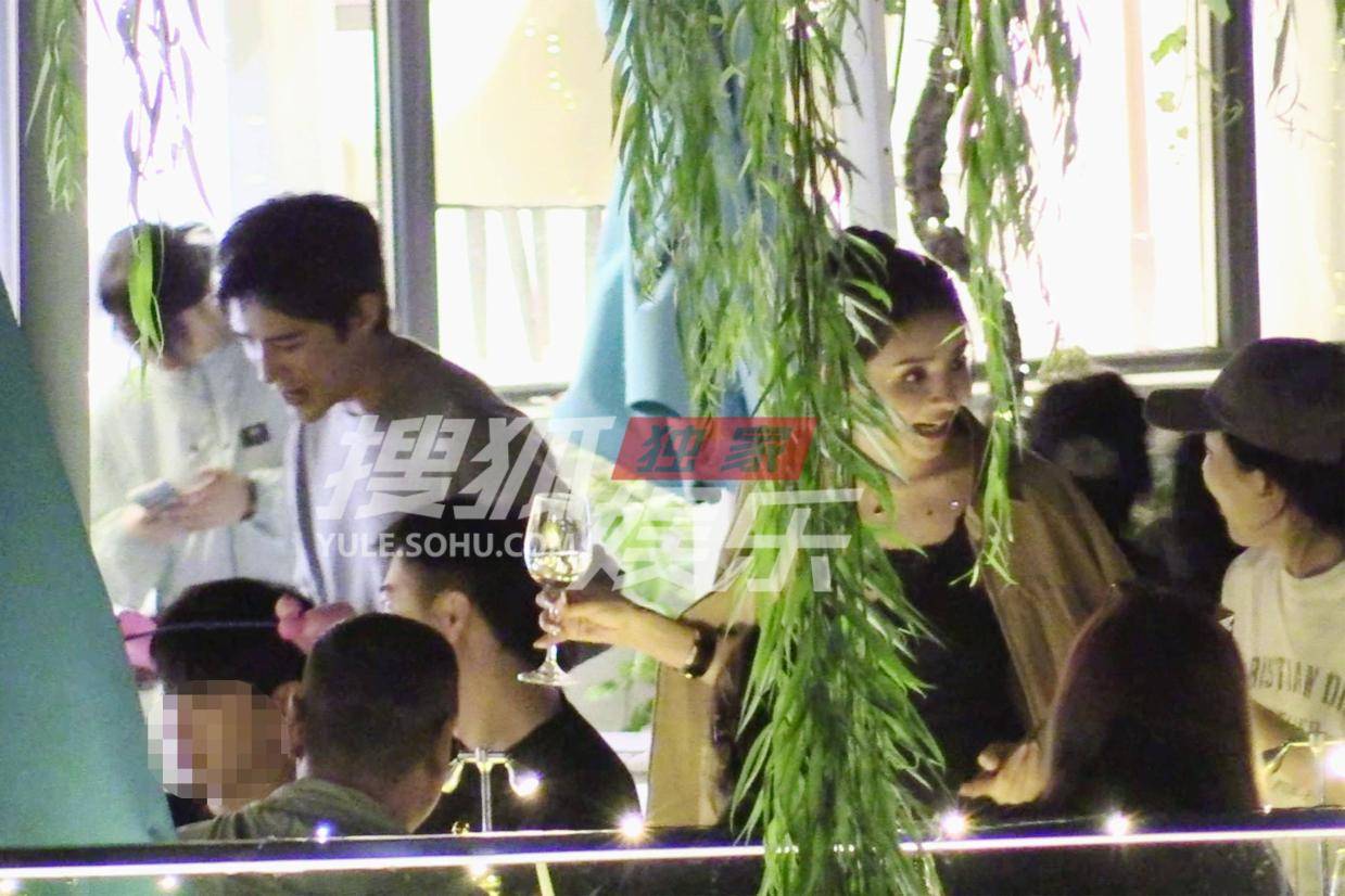 姜潮麦迪娜亲友聚会温馨上演 举杯共饮尽显甜蜜恩爱
