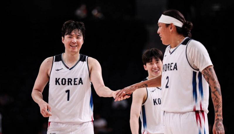 李贤重狂轰27分，亚运男篮勇夺金牌，赛后一幕感动无数日本球迷