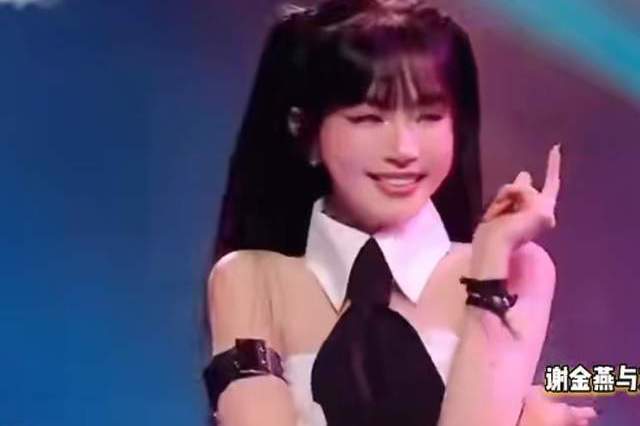 歌手谢金燕晚会不拿话筒上演“裸唱”,刘雨昕称赞谢金燕果敢冷静封面图