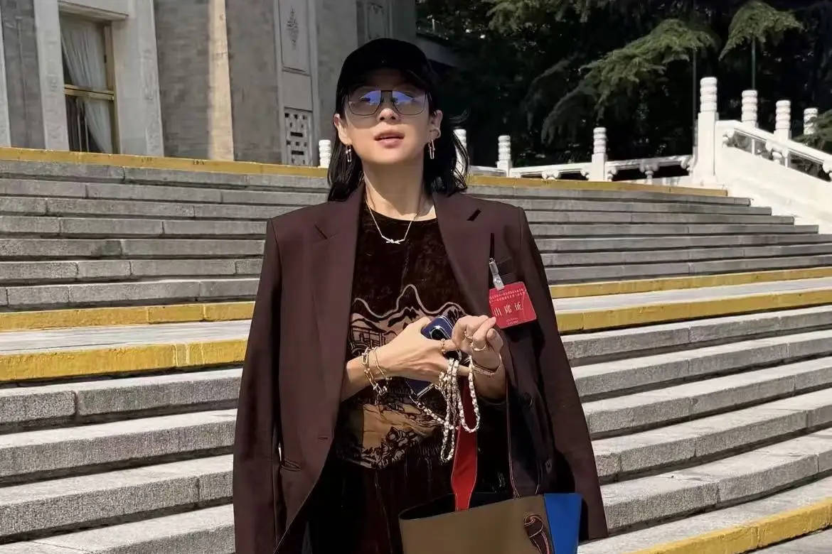 章子怡友谊宾馆优雅现身 网友直呼颜值气场双在线