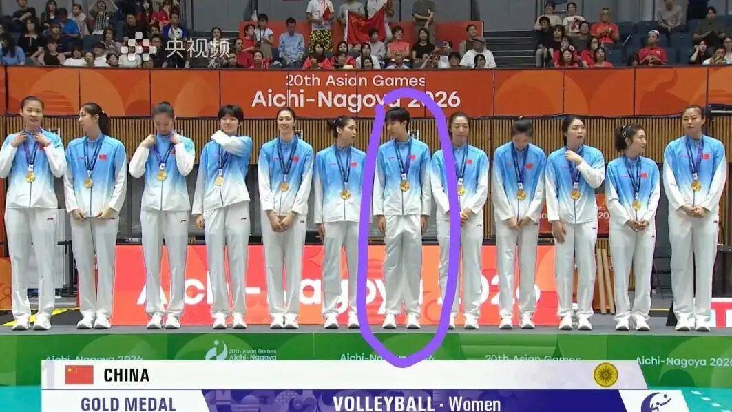 女排亚运会夺冠!领奖台一人穿反裤子,球迷评论一边倒