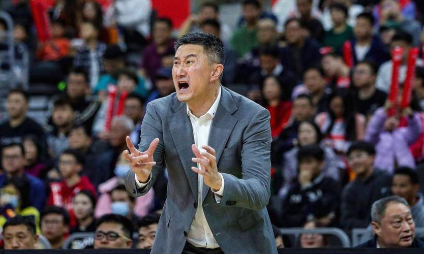 媒体人：篮协22年为杜锋提供的新合同均薪千万以上 年限直到28年