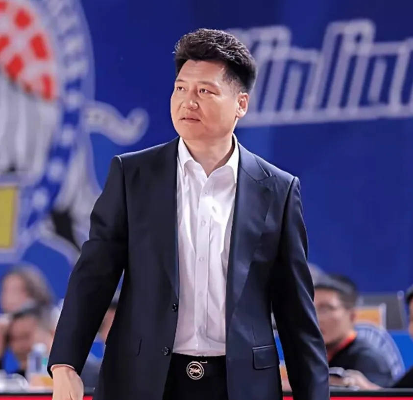 CCTV5直播：新疆男篮迎战青岛男篮，姜正秀与刘维伟的较量，辛普森首秀