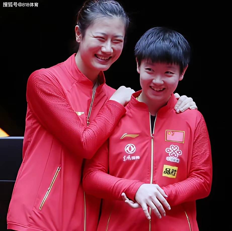 有爱!孙颖莎邀请大师姐丁宁上台合影:宁姐一起来吧!丁宁笑着婉拒