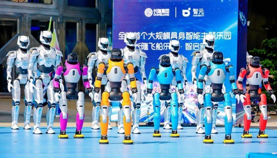 超300台机器人 每天准时打卡上线 图片 它们既能为你指路 斟茶、盛爆米花 还能做咖啡、写毛笔字 你也可以和它们打乒乓球 下棋、投壶、搭积木…… 图片 图片 它们,就是刚刚“入职” 横琴长隆飞船乐园的 具身智能机器人 全球首个大规模 具身智能主题乐园落地横琴 9月24日,完成全面升级的横琴长隆飞船乐园正式焕新开园。伴随着全球最大规模的常态化“人机共演”开园舞及全球首创(图8) 超300台具身智能机器人,在横琴“入职”!(图8)