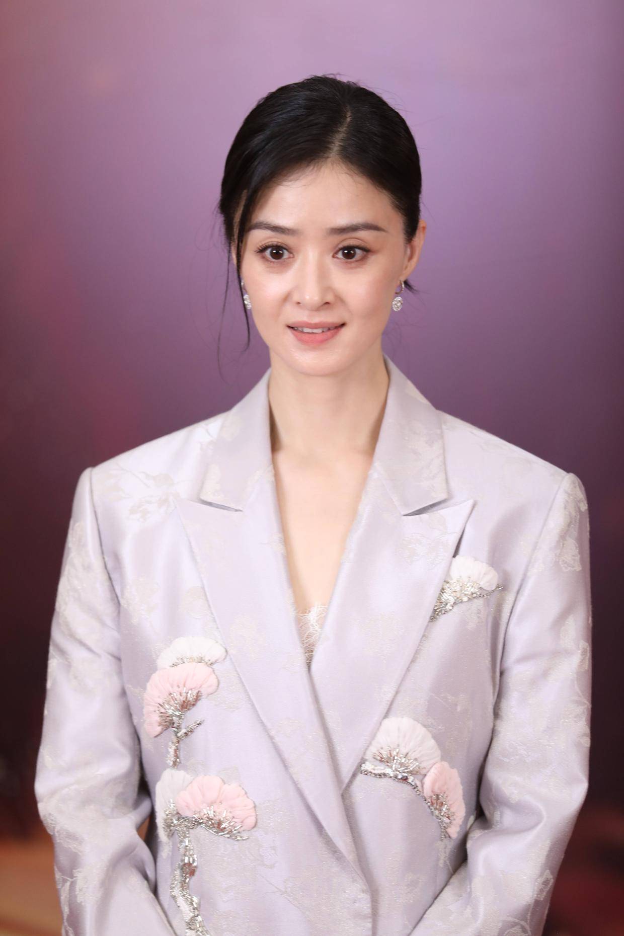 金鹰奖女配提名者红毯争艳 蒋欣马苏谦让C位展风范