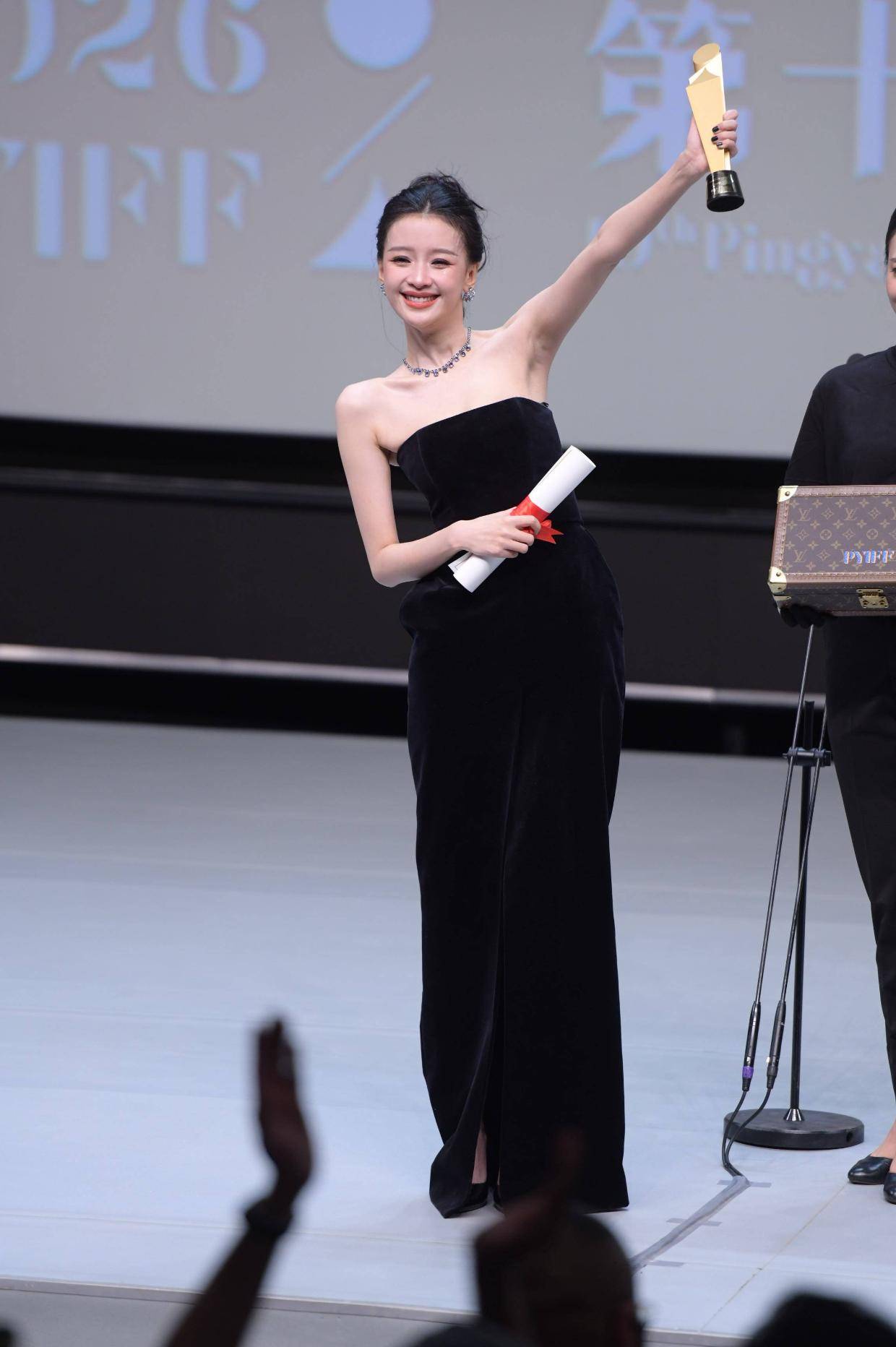 孙怡获平遥费穆荣誉最佳女演员 上台哽咽发言感谢对手戏演员章宇