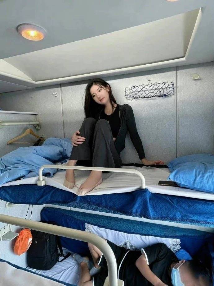 火车卧铺表妹睡我对面，你们说这种情况我还能睡着吗，太顶了吧3.jpg
