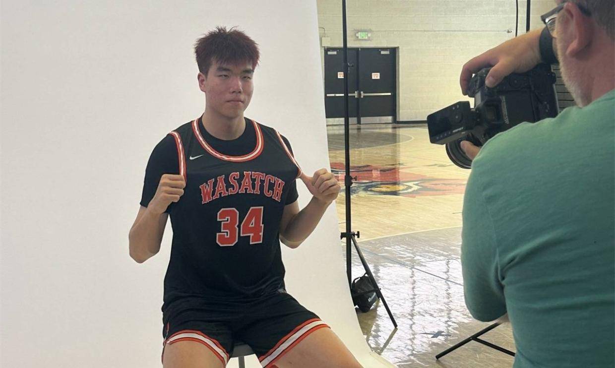首秀轰22分！中国男篮16岁2米03新星留美大闪耀：新丁彦雨航崛起