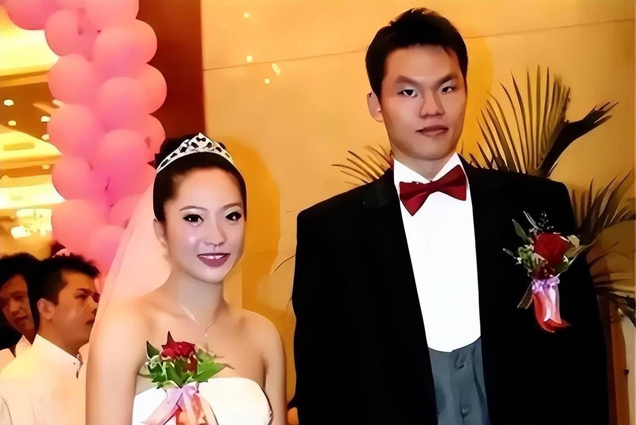 和朱芳雨离婚13年，她带小儿子生活至今未婚，如今已是大学副主任