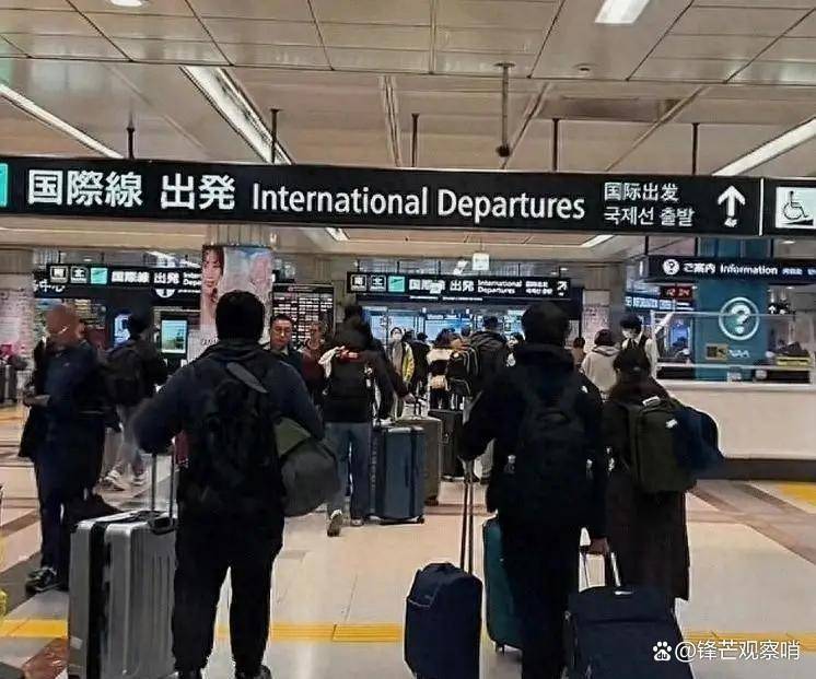 中国游客连续9个月暴跌,高市早苗涉台言论后,日本街头中文导购撤了 -华闻时空