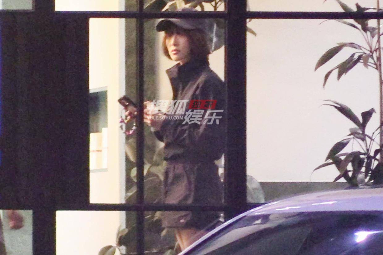 宋茜素颜现身美容院 极简穿搭演绎高级时尚美学
