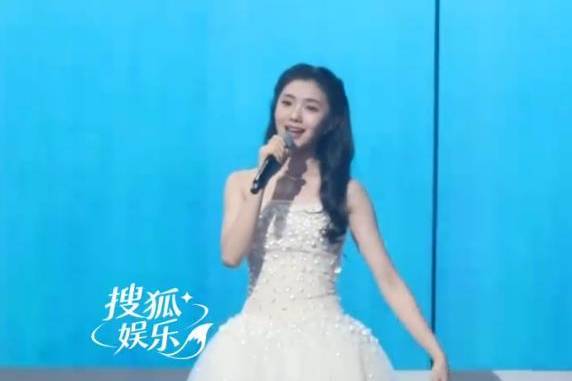 刘浩存奇妙夜穿白裙唱《小幸运》,清甜嗓音唱完行公主礼,被网友截屏提炼为“神之八秒”封面图