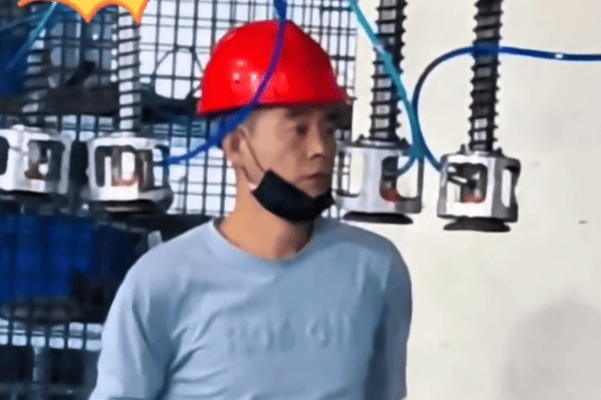 车间工人神似陈小春！或为失散多年亲弟弟引网友关注