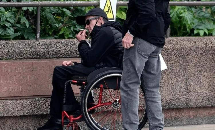 奇葩！脑瘫利物浦球迷因种族歧视曼城边锋出庭，竟突发癫痫