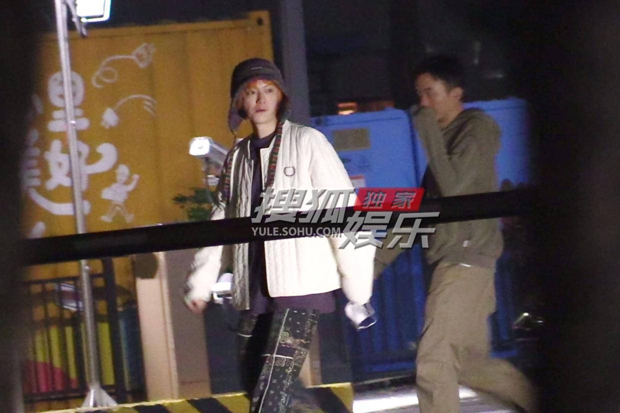 鹿晗深夜工作至凌晨 敬业精神获赞状态佳
