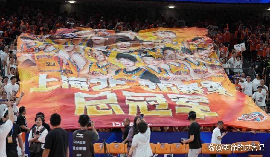 10.17日：CBA揭幕战单节回合数刷出历史纪录，上海打崩深圳，解说席上杨鸣点透