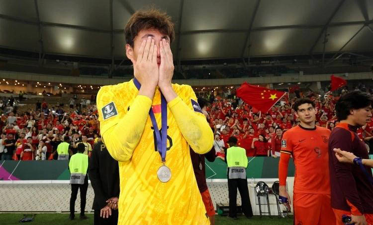 浙江队遭遇惨败，媒体调侃李昊紧急拉黑联系，杨晨需购新防线
