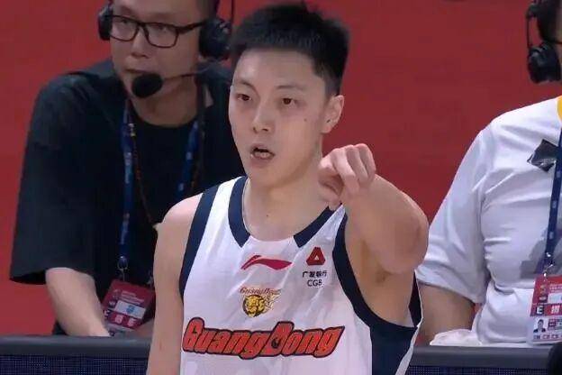 亚帅公布首发五虎，胡明轩脸黑了