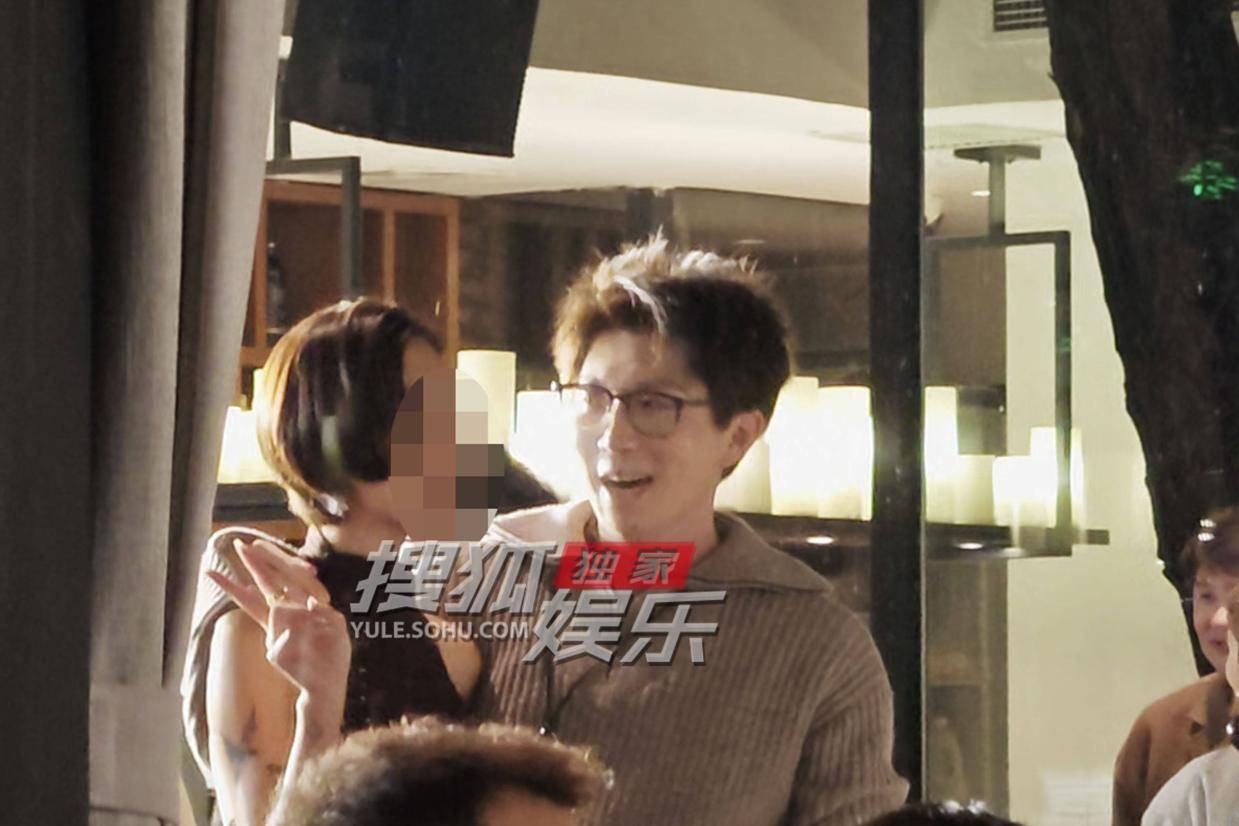 毛不易与美女热聊搂肩，大方姿态尽显绅士风度