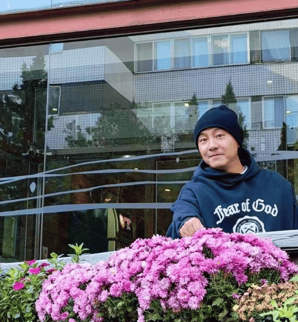 张卫健回应乱扔烟头争议：花盆后方设有烟灰缸