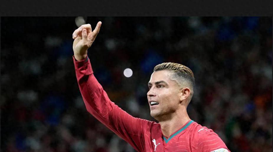 Gallery - ngày 22 tháng 10: Cristiano Ronaldo dẫn đầu bảng xếp hạng Quả bóng vàng mọi thời đại, bỏ xa Messi; truyền thông Bồ Đào Nha công khai tuyên bố rằng các hoạt động thương mại sẽ không được tính vào danh sách vinh danh - image 3