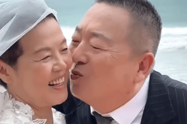 董浩叔叔补拍迟到43年婚纱照：弥补遗憾，与妻子共许未来30年之约