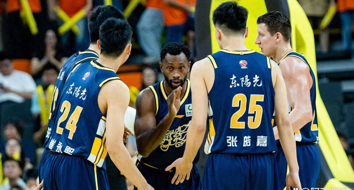 CBA新赛季排名剧变!广东勇登前3,广厦连续失利,青岛跌入降级区