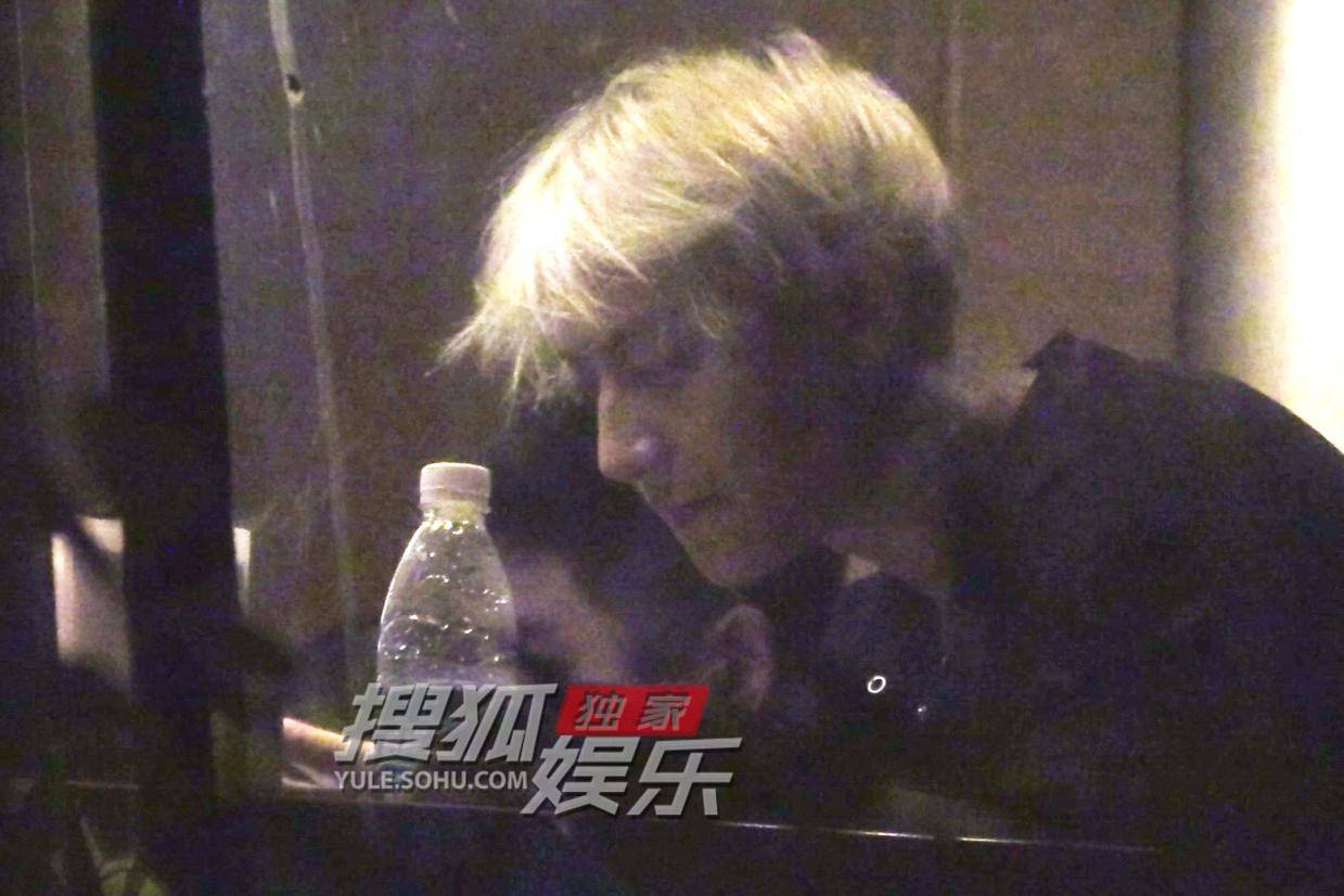 黄子韬与好友聚餐乐翻天 边享受美食边忙回复消息