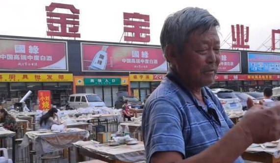 汶川地震捐款2.8万，老乞丐摇身变成网红，从此要饭都被人敬酒