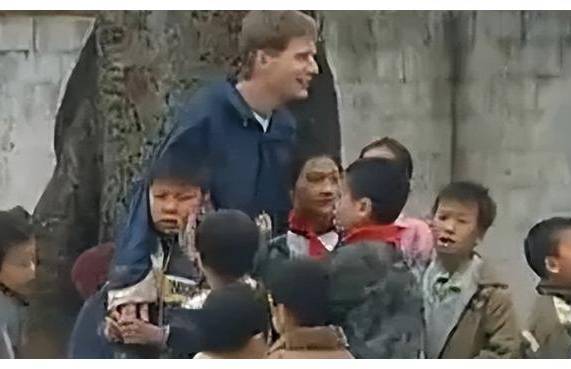 德国小伙中国深山支教10年，分文未取还倒贴，最后却被迫离开中国