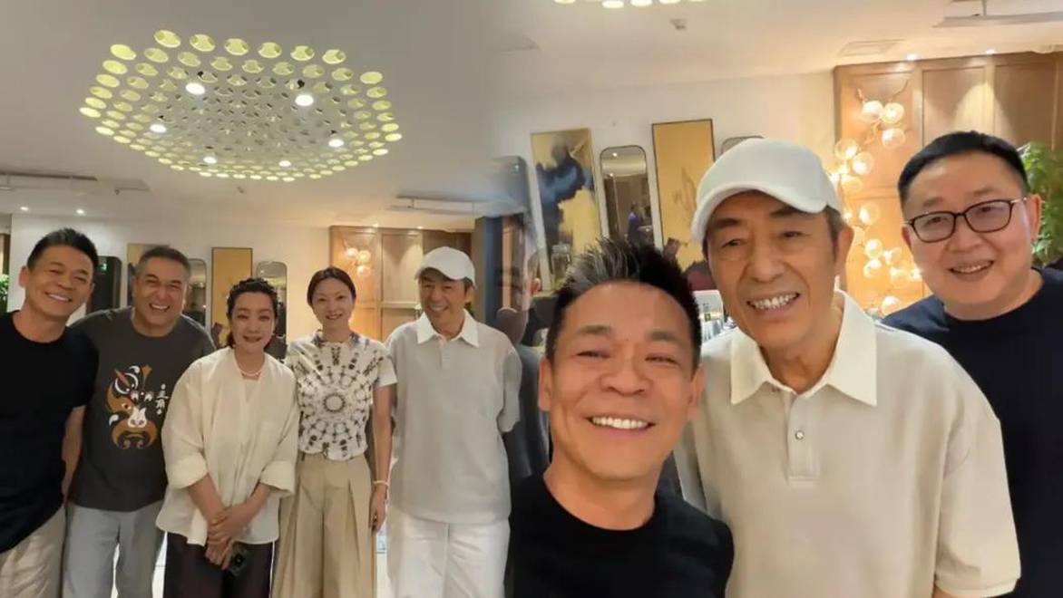 张艺谋夫妇与张嘉益聚会，45岁陈婷越活越年轻