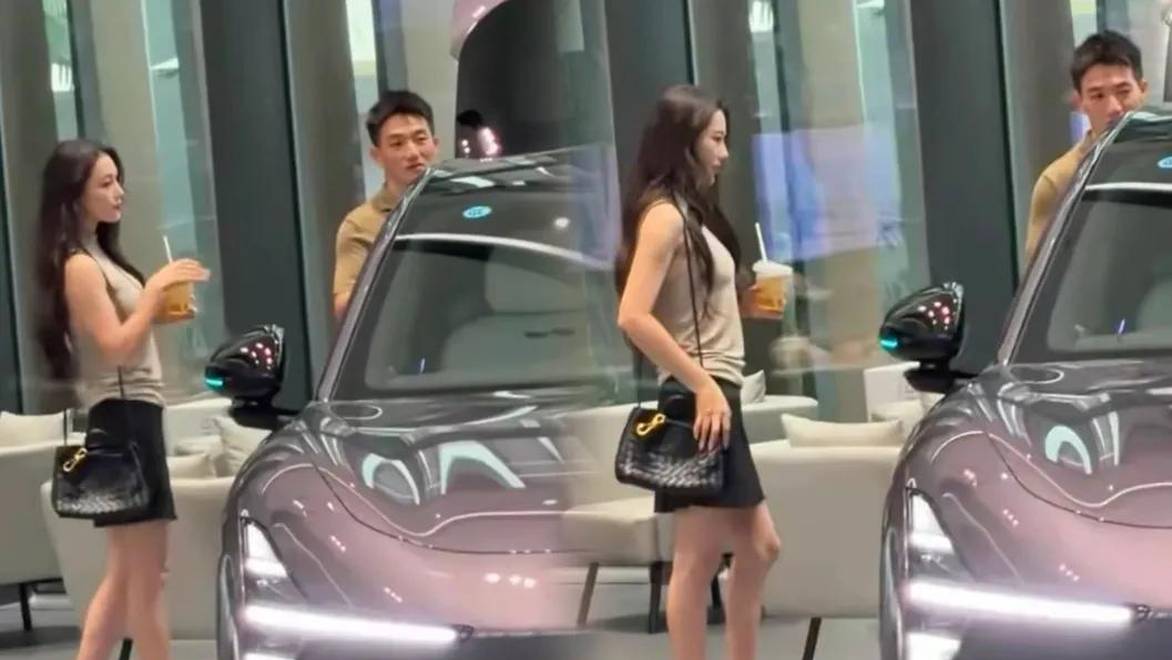张馨予和老公何捷看车，男帅女美同框好养眼