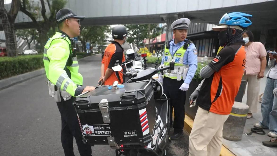 西单路口连查两起电动车违法：一辆电摩挂假牌，一辆时速能破百