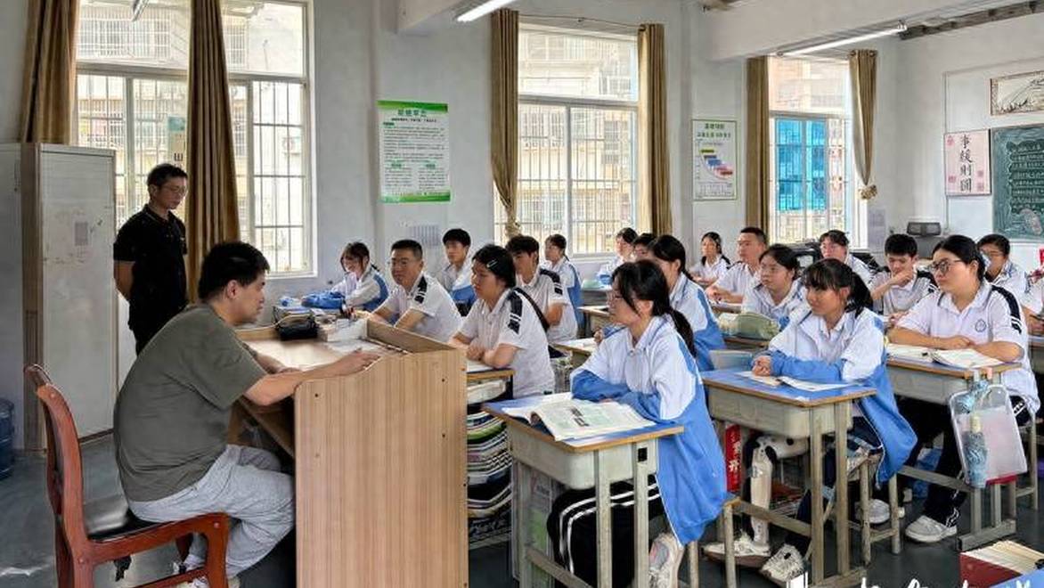 一位“渐冻”教师的“最后一课”