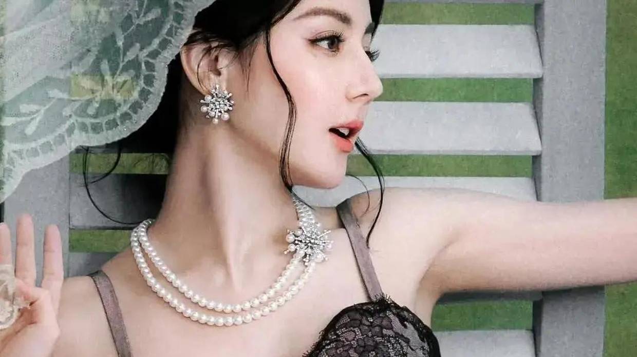 迪丽热巴越来越耀眼,晒最新青春惹火写真,豹纹与蕾丝太性感