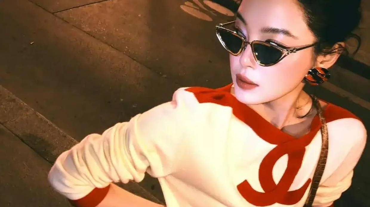 辛芷蕾巴黎看秀造型释出！香奈儿早春套装，复古明艳氛围感拉满