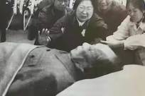 1976年运主席遗体，发生三个想不到，华国锋：人民不想主席走！