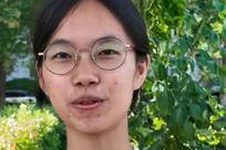 患癌母亲扛着50斤行李送女儿上大学，因买不起电脑而落泪，女孩的回应感动全网
