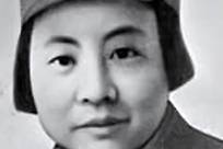 一名女战士被敌人活埋后，眼见泥土将她埋没，敌人却见泥土动起来