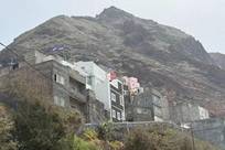 佛得角“热闹炸了” 国旗挂满山崖