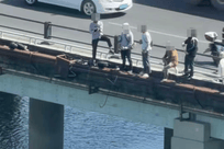官方通报“多人桥上钓鱼落水”：共有3名落水者，2人自行游上岸离开，1人被找到已无生命体征