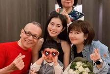 任家萱一家6口过节，露出身上疤痕看着都疼，3岁儿子对镜比心好萌