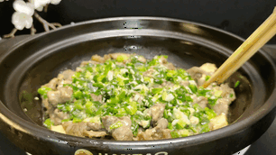 就喜欢这种一锅焖！不加一滴水、出锅葱香味勾人食欲，菜肉齐全营养丰富，上桌就被秒光的好菜