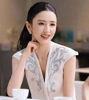 佟丽娅人气急速回升，晒出最新优雅美照，诠释成熟女人的稳重美